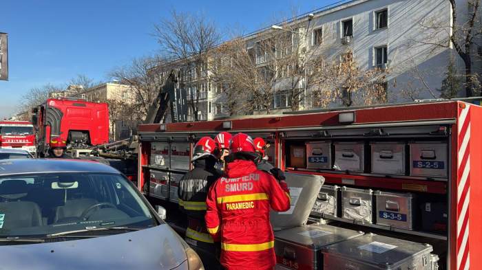 Situație de urgență în cartierul bogaților din București! Autoritățile au intervenit! O persoană a fost surprinsă sub o placă de beton de 200 mp / VIDEO