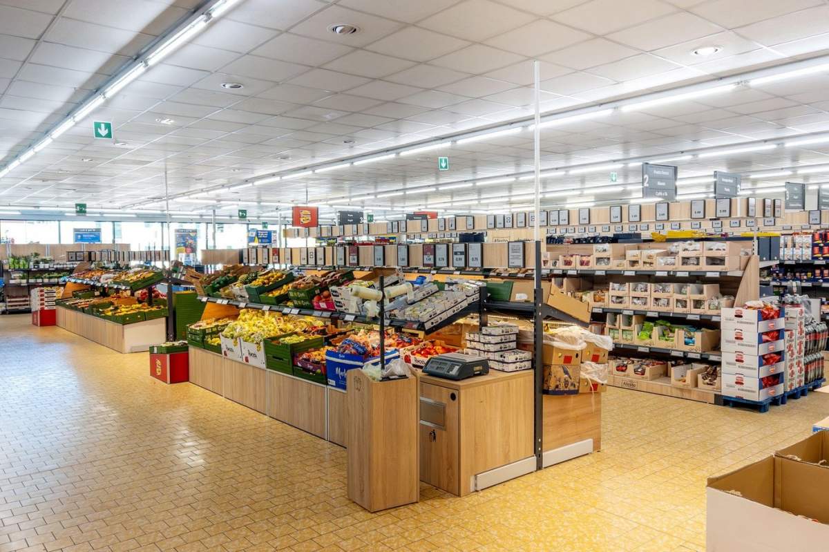 Raionul de fructe și legume al magazinului italian de reduceri Lidl, prezentare generală a interiorului supermarketului Lidl