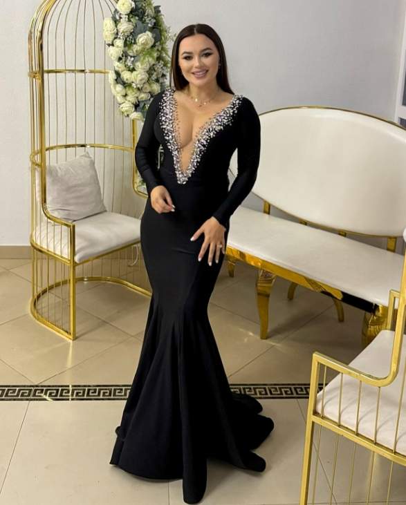 carmen de la salciua in rochie neagra