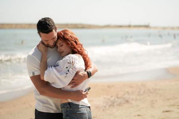 Ultimele episoade ale primului sezon Iubire cu parfum de lavandă se văd diseară, de la 20.30, la Antena 1. Diseară, un personaj misterios vine să tulbure povestea serialului original