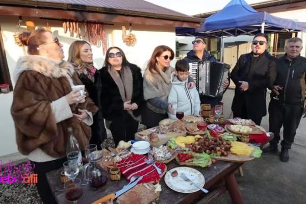 Atmosfera se încinge la pomana porcului. Claudia Ghiţulescu petrece tradiţional cu nea Costel şi mulţi artişti