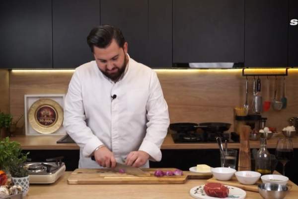 Rețetă de friptură de vită cu sos de vin roşu. Preparatul vedetă de pe masa de Crăciun, prezentat și gătit de Janni Alexandridis