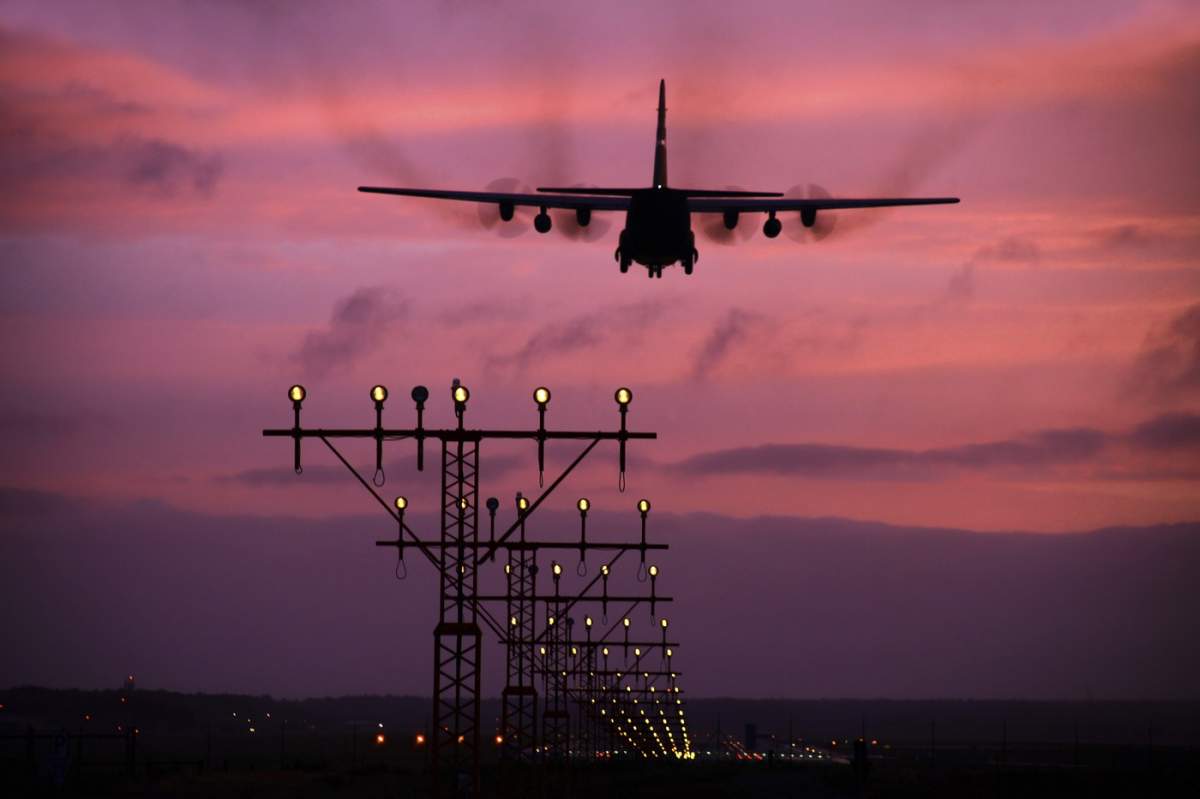 Un C-130J Super Hercules aterizează la baza aeriană Ramstein, Germania.