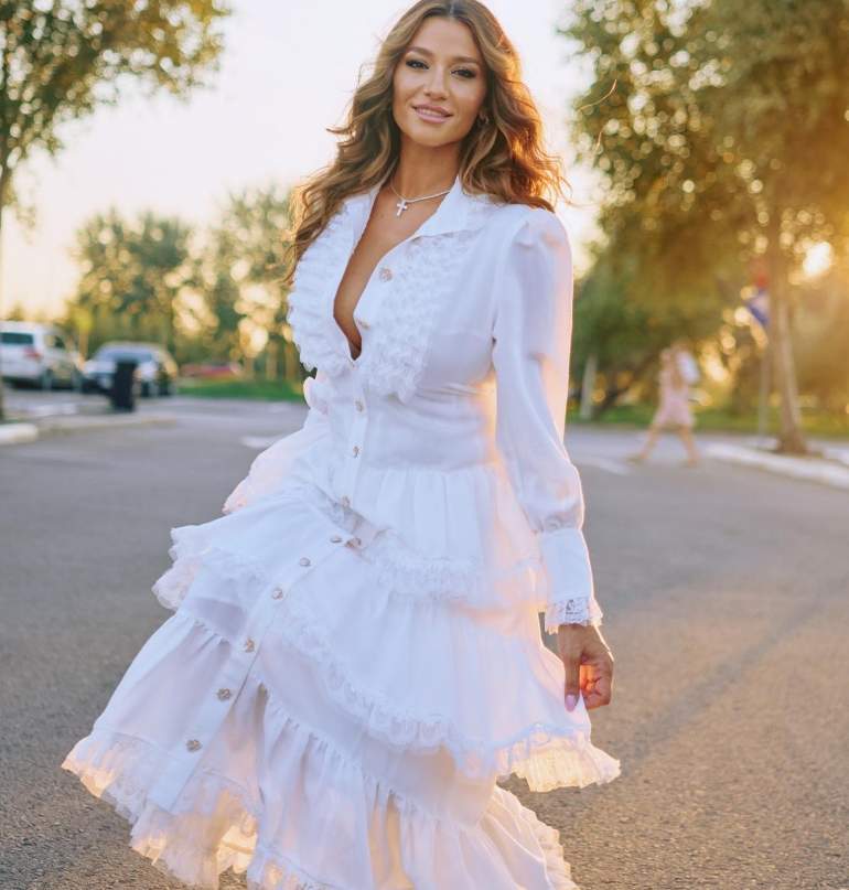 claudia patrascanu in rochie alba