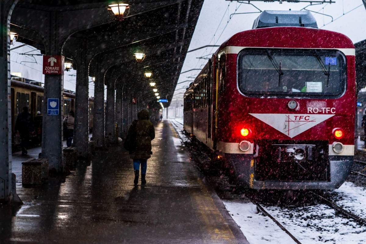 Iarna detaliu tren vedere. Tren pe peronul Gării de Nord București din București, România, 2021