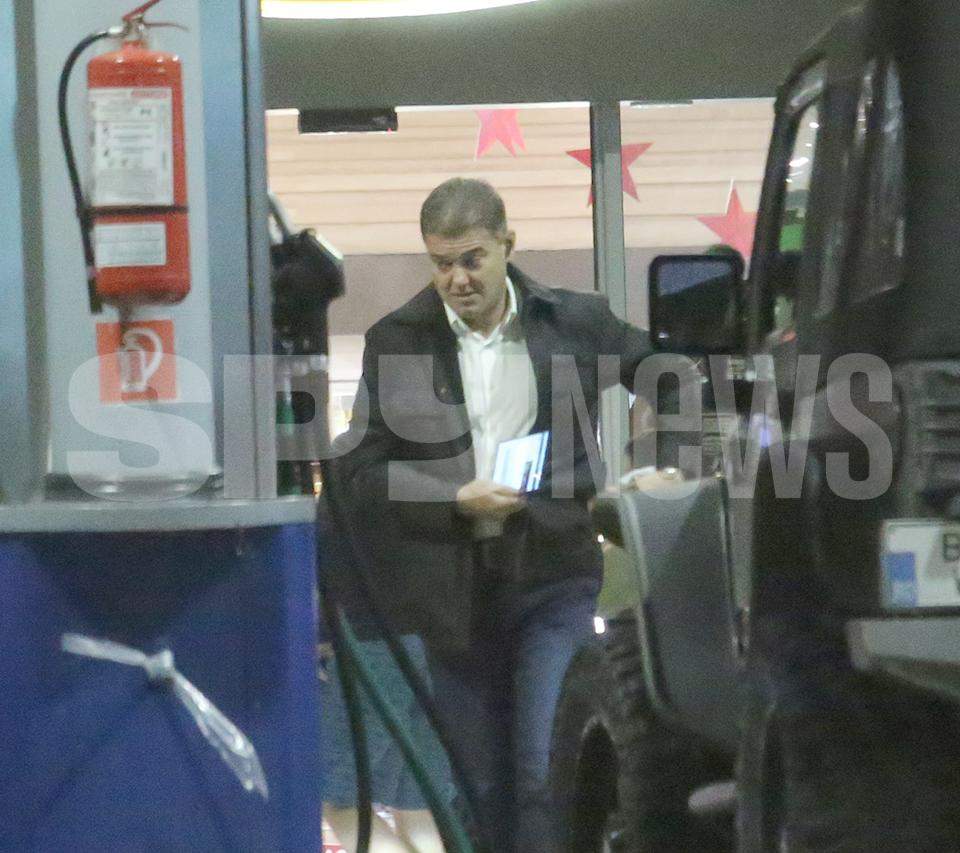 Primele imagini cu Cristian Boureanu şi femeia din viaţa lui! Fostul politician este un gentleman desăvârşit! A mers să o ia de acasă şi să o conducă / PAPARAZZI