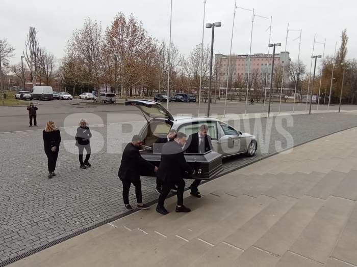 Imagini emoționante cu soția și fiica lui Helmuth Duckadam, la căpătăiul „Eroului de la Sevilla”. Sicriul cu trupul neînsuflețit al fostului portar a fost depus la Arena Națională / VIDEO PAPARAZZI