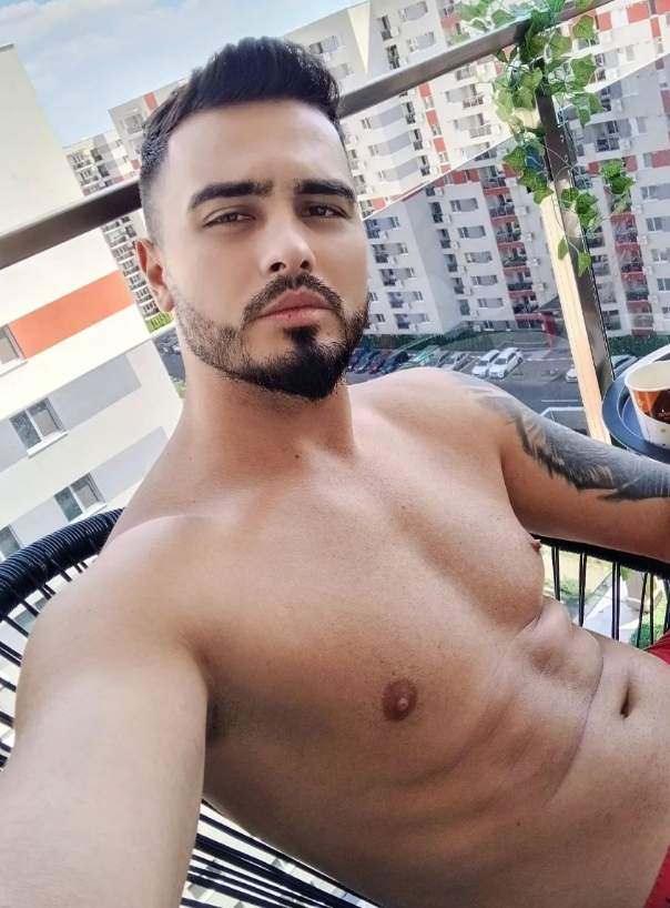 ionut frumuselu selfie pe balcon