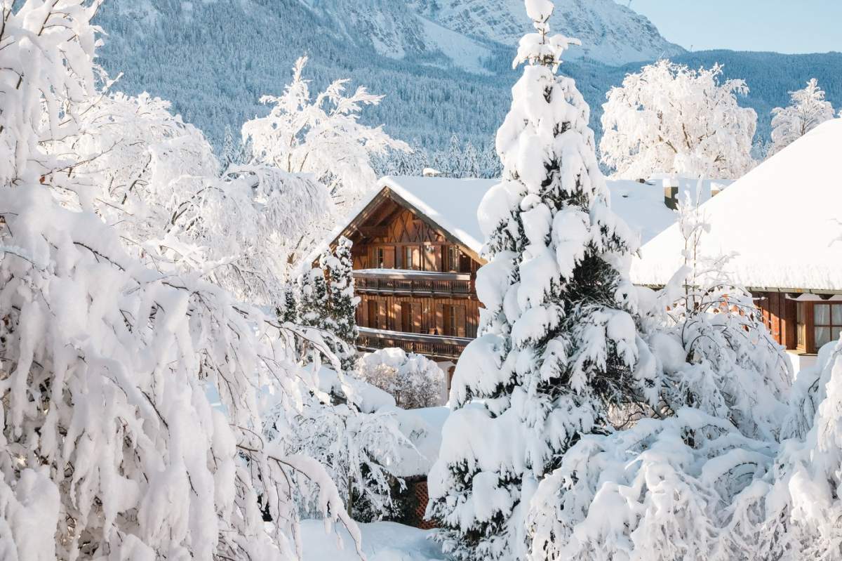 Iarna în micul sat german Garmisch-Partenkirchen, Bavaria, Germania, Europa