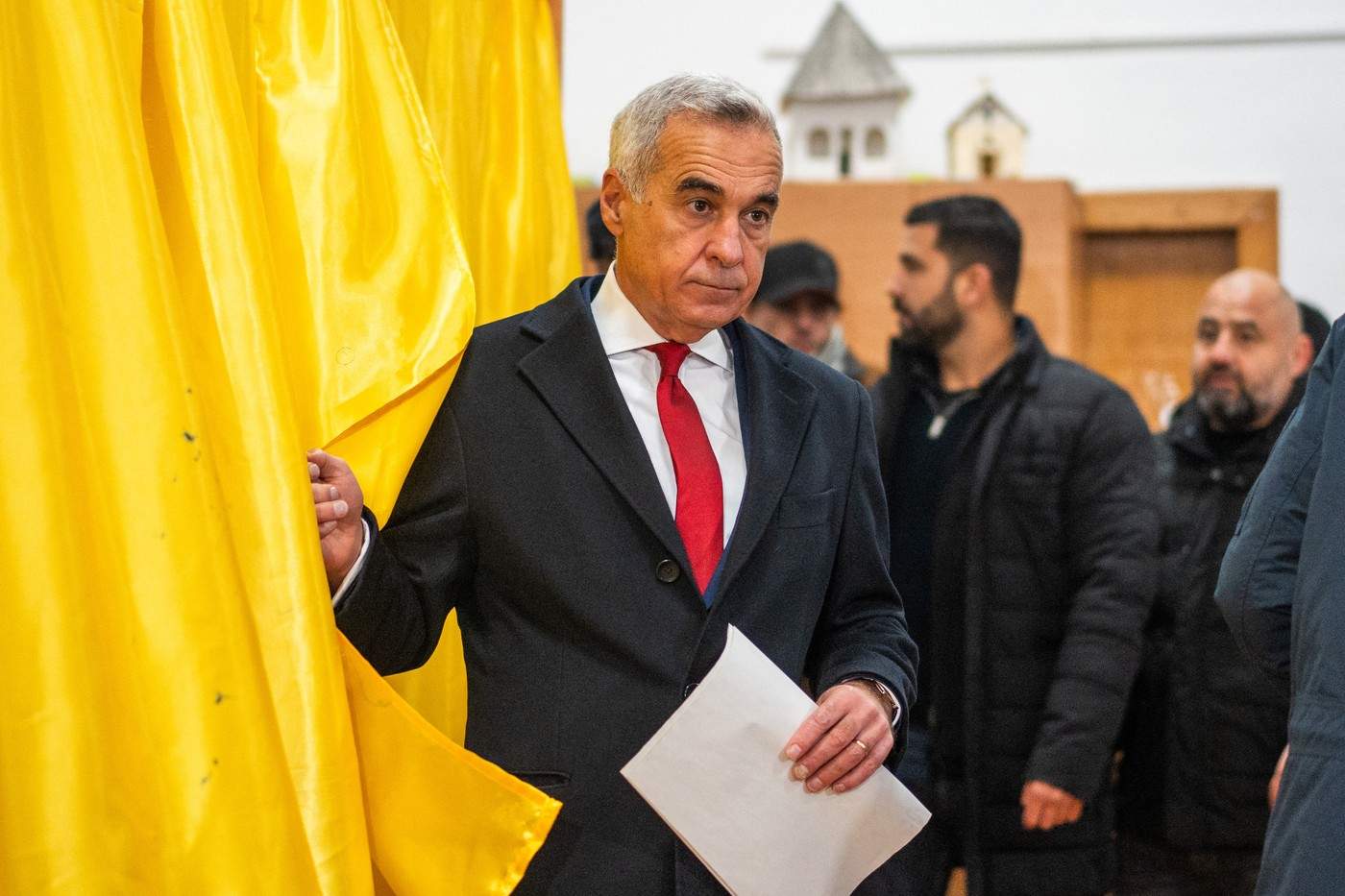 Candidatul la președinția României Călin Georgescu votează în timpul alegerilor parlamentare la o secție de votare din Mogosoaia, lângă București, pe 1 decembrie 2024.