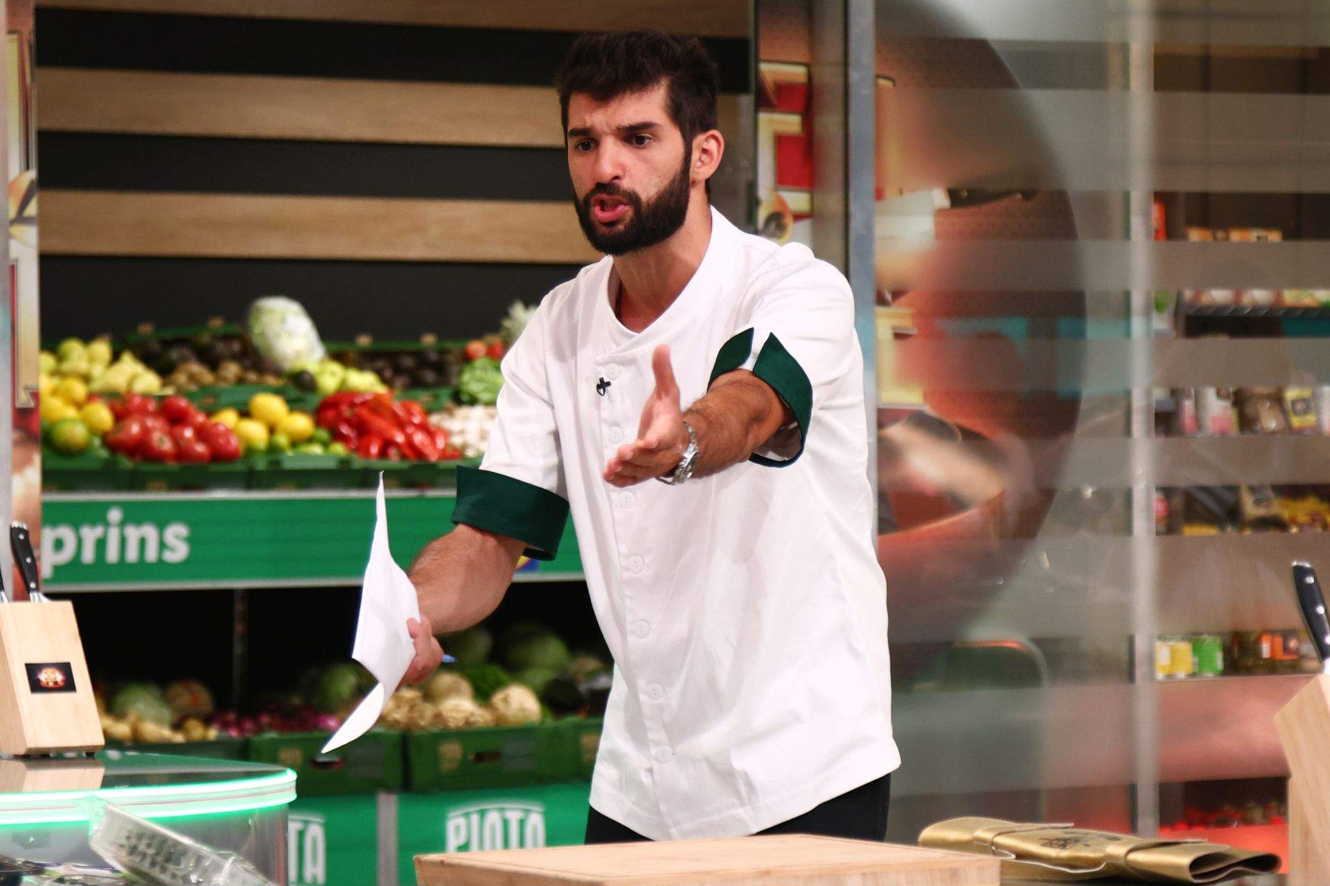 Etapa battle-urilor începe în forță diseară, la Chefi la cuțite: Chef Richard aruncă în luptă prima amuletă. Chef Sautner reacționează: ”N-ai jucat corect!”