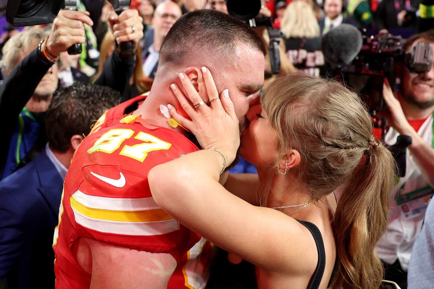 Taylor Swift și Travis Kelce sarut superbowl