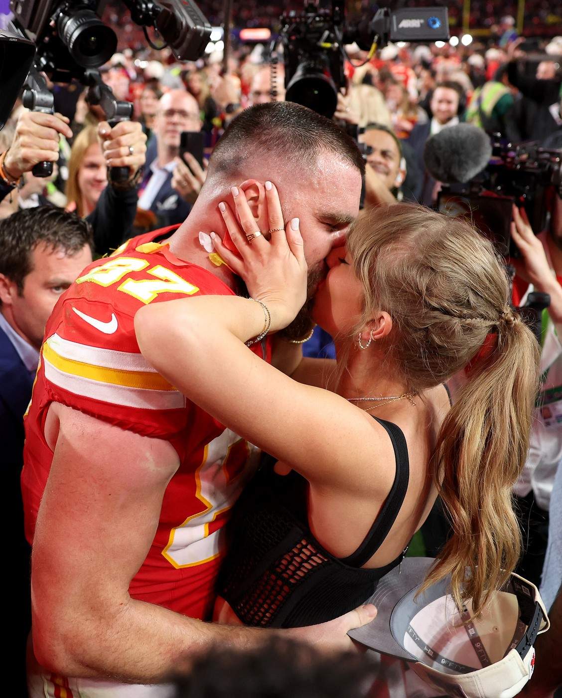 Taylor Swift și Travis Kelce sarut superbowl