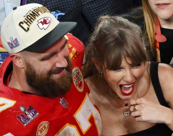 Taylor Swift și Travis Kelce sarut superbowl