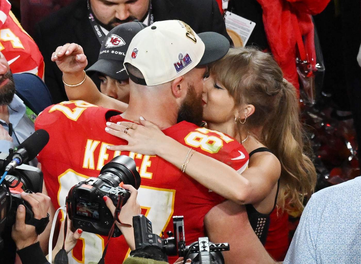 Taylor Swift și Travis Kelce sarut superbowl