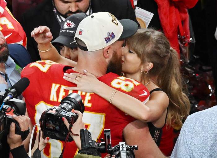 Taylor Swift și Travis Kelce sarut superbowl