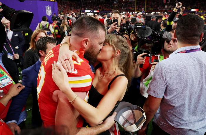 Taylor Swift și Travis Kelce sarut superbowl