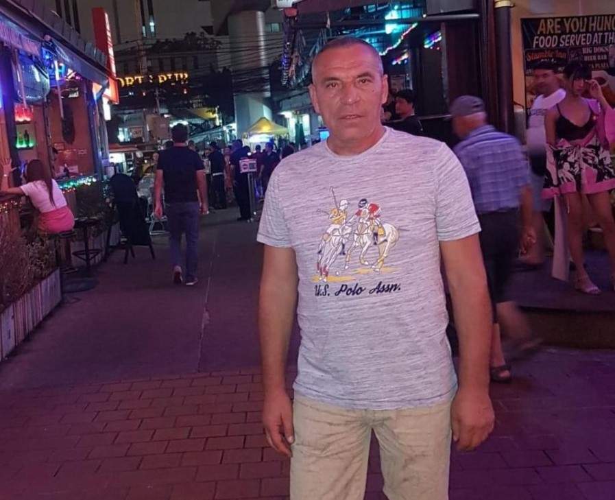 Bărbatul a căzut de la etajul șapte.