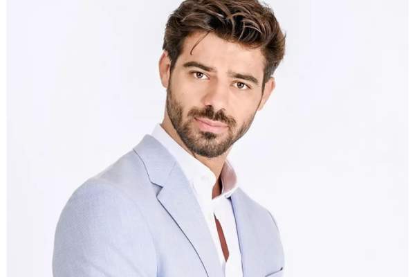 Xtra Night Show. Motivul pentru care Ștefan Floroaica poartă verighetă pe deget, deși nu este căsătorit. Ce spune actorul: ”Se potrivește” / VIDEO