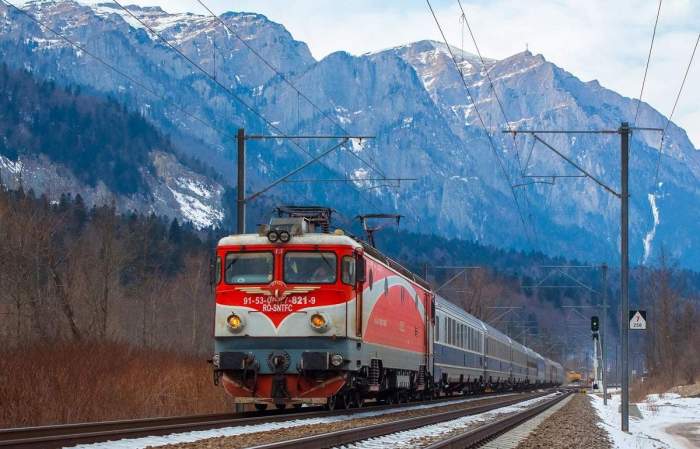 Un tren roșu pe șine