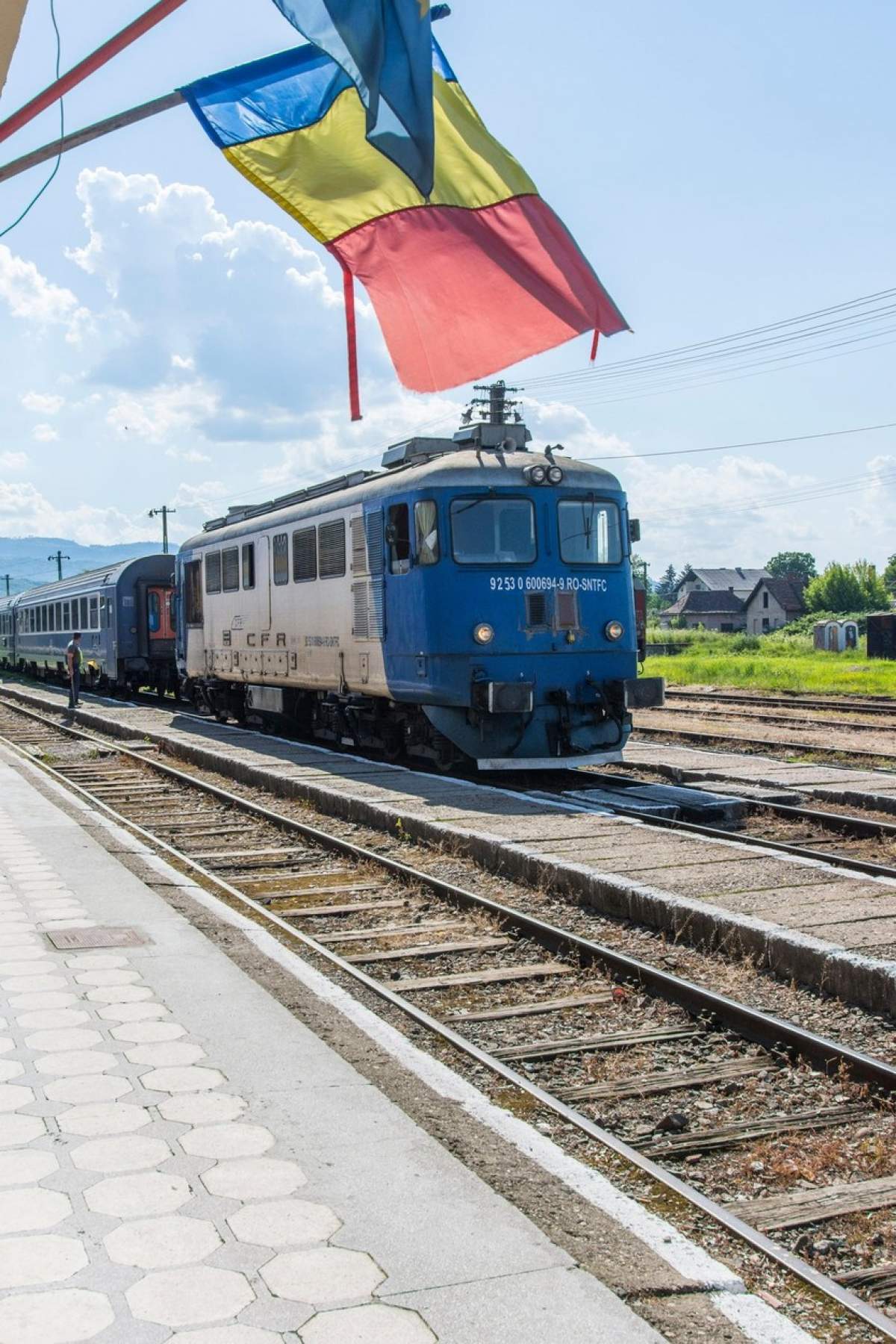 Un tren albastru pe șine