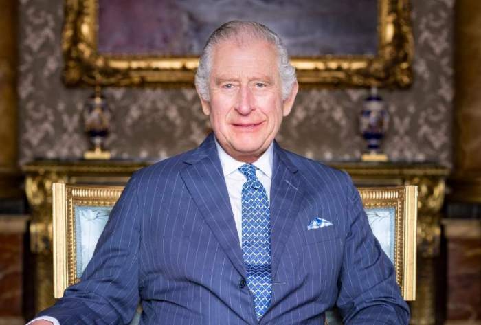 Regele Charles în costum albastru