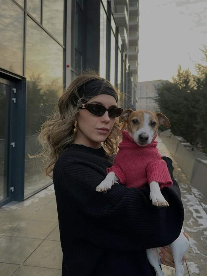 Imagine cu Teodora Stoica si câinele ei