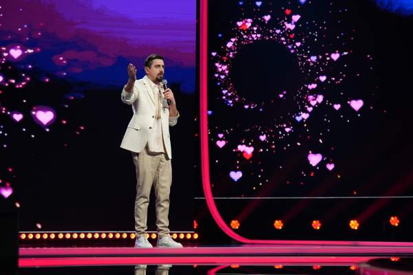 Cosmin Natanticu deschide cel mai nou sezon iUmor și dă de pământ cu Valentine’s Day: ,,E disperată după cadouri și e din ce în ce mai greu să o impresionez!”