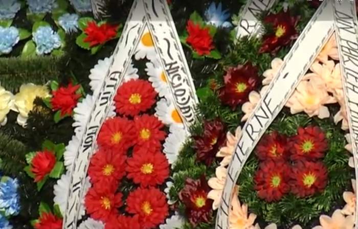 Imagini de la înmormântarea lui Sorin Anghel, cu coroane colorate