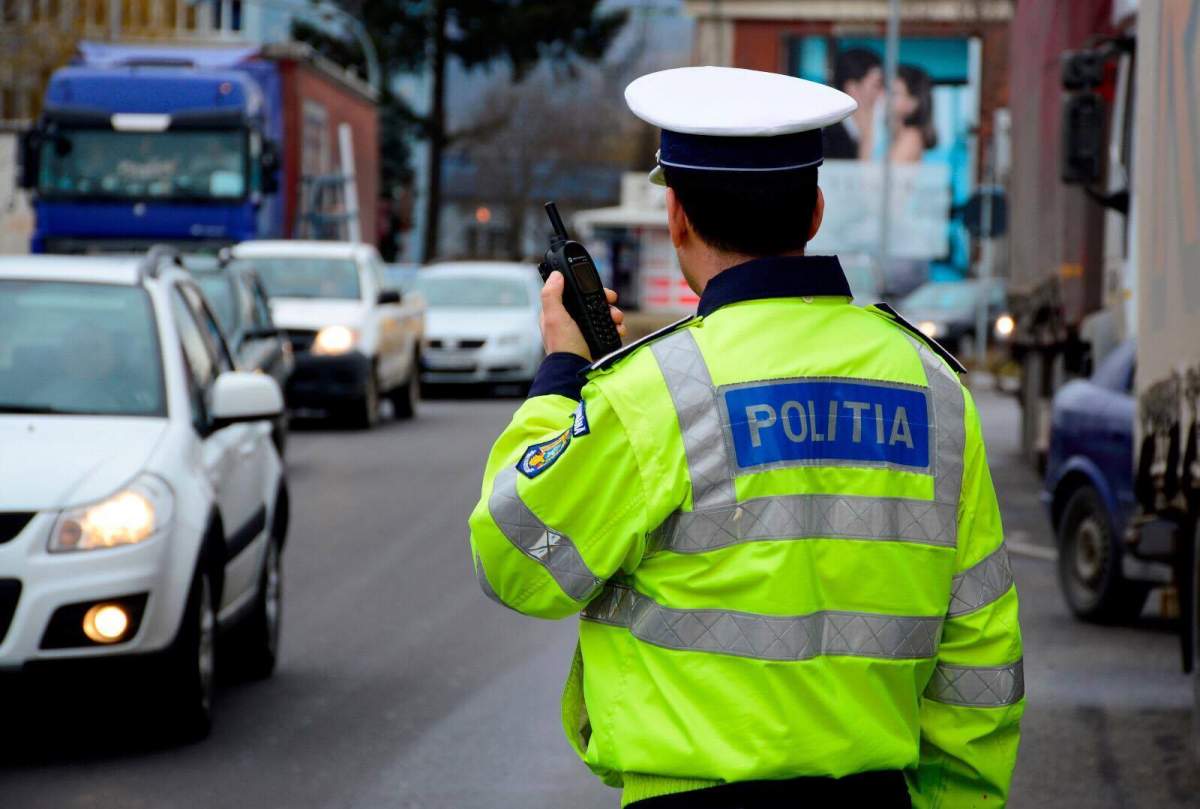 Imagine cu polițist care verifica șoferii