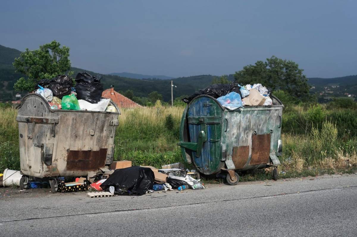 Un bebeluș din Cluj a fost aruncat la gunoi în doi saci menajeri