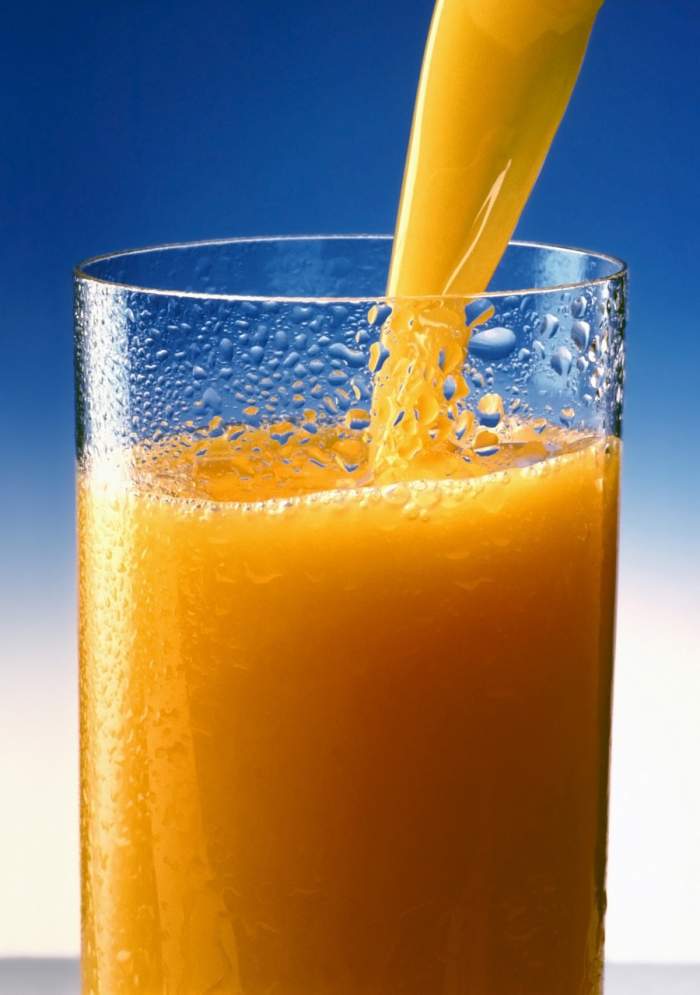 suc de portocale în pahar