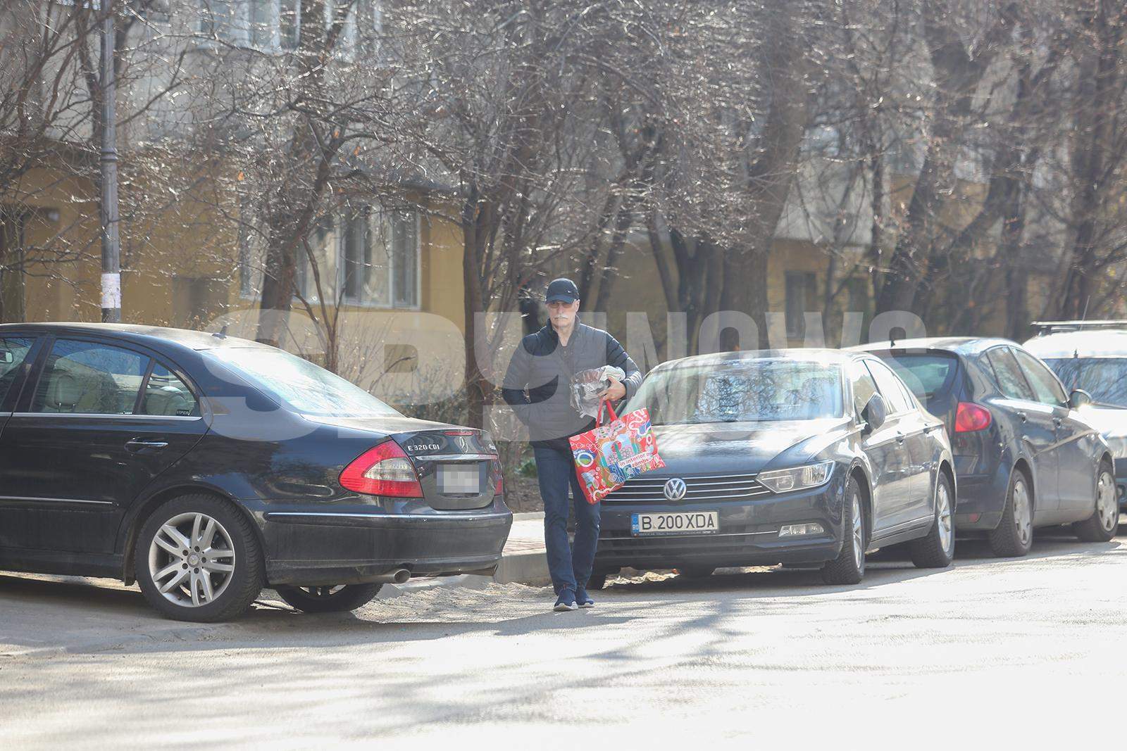 Octavian Belu, pregătit în orice situație! Antrenorul român de gimnastică știe cum să se mențină în formă / PAPARAZZI