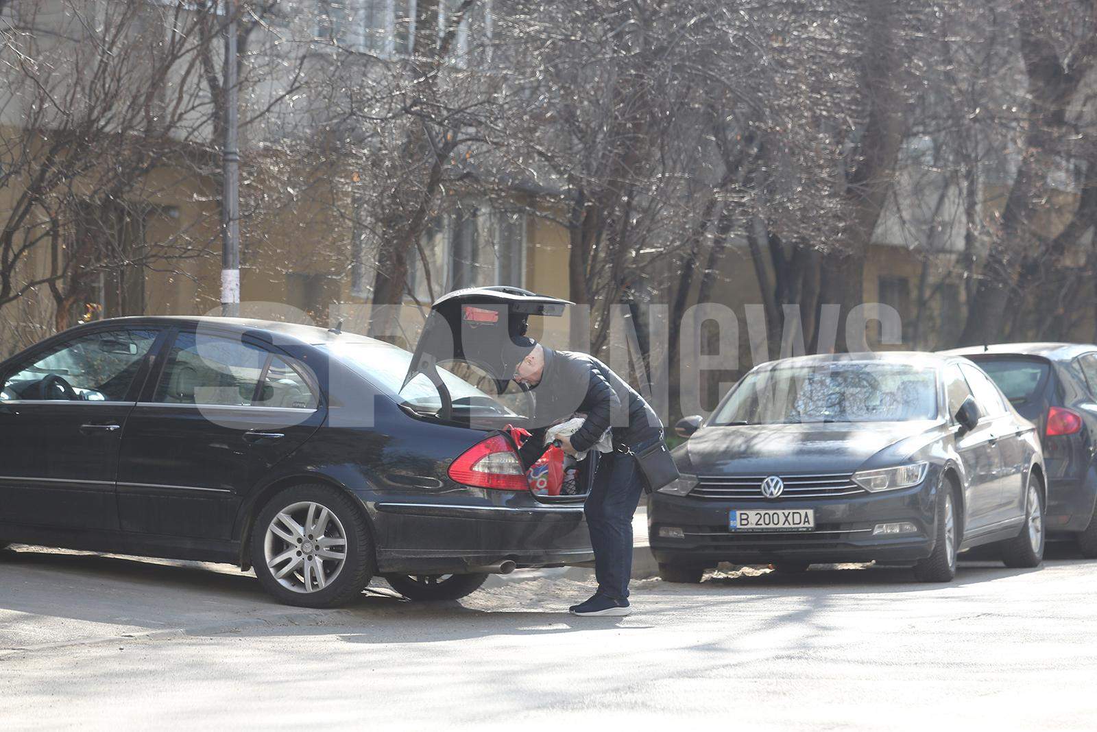 Octavian Belu, pregătit în orice situație! Antrenorul român de gimnastică știe cum să se mențină în formă / PAPARAZZI