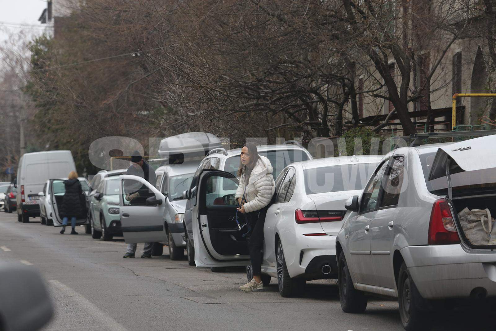 Andreea Raicu atrage toate privirile chiar și atunci când nu este machiată! Cunoscuta vedetă arată impecabil la vârstă de 47 de ani / PAPARAZZI