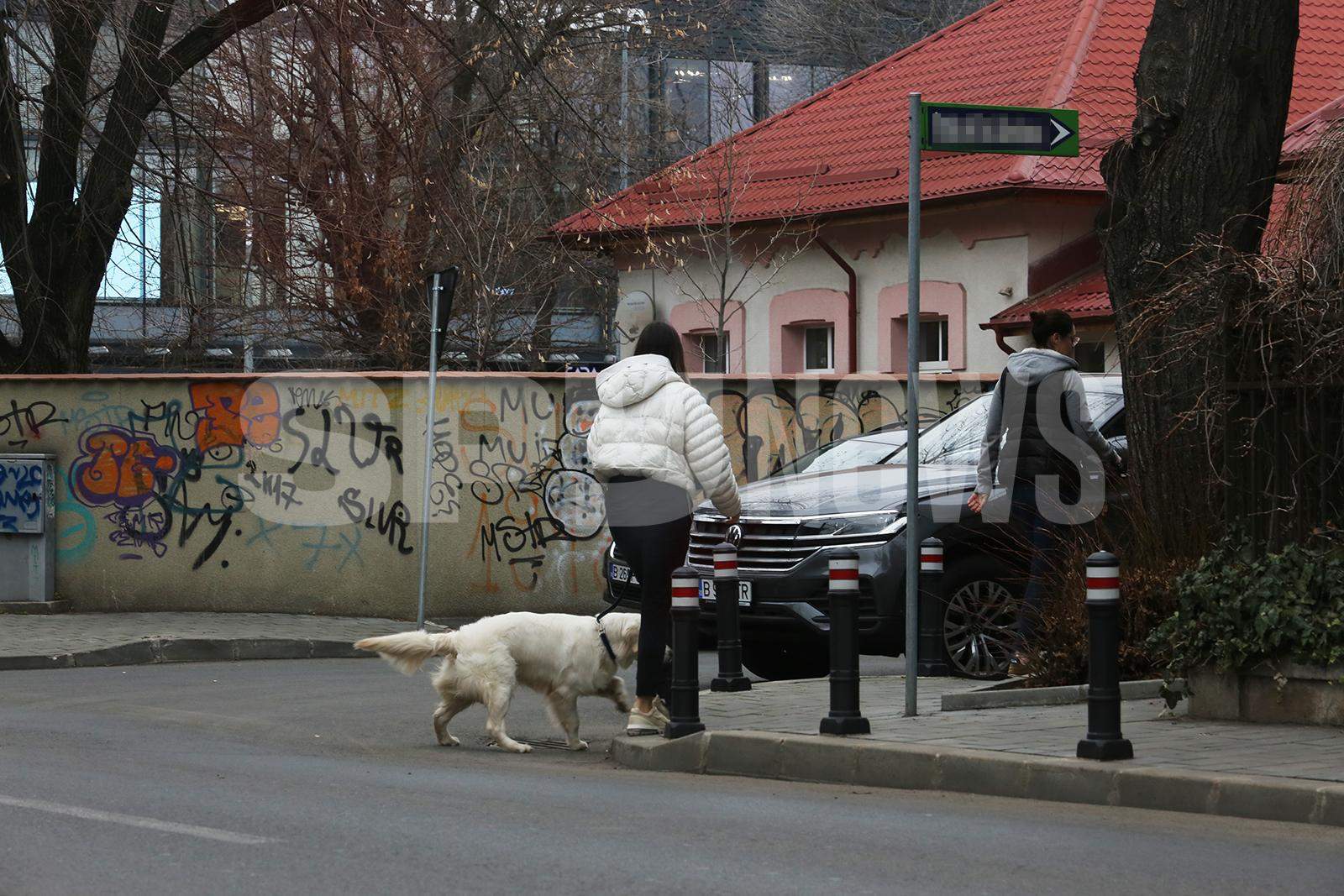 Andreea Raicu atrage toate privirile chiar și atunci când nu este machiată! Cunoscuta vedetă arată impecabil la vârstă de 47 de ani / PAPARAZZI