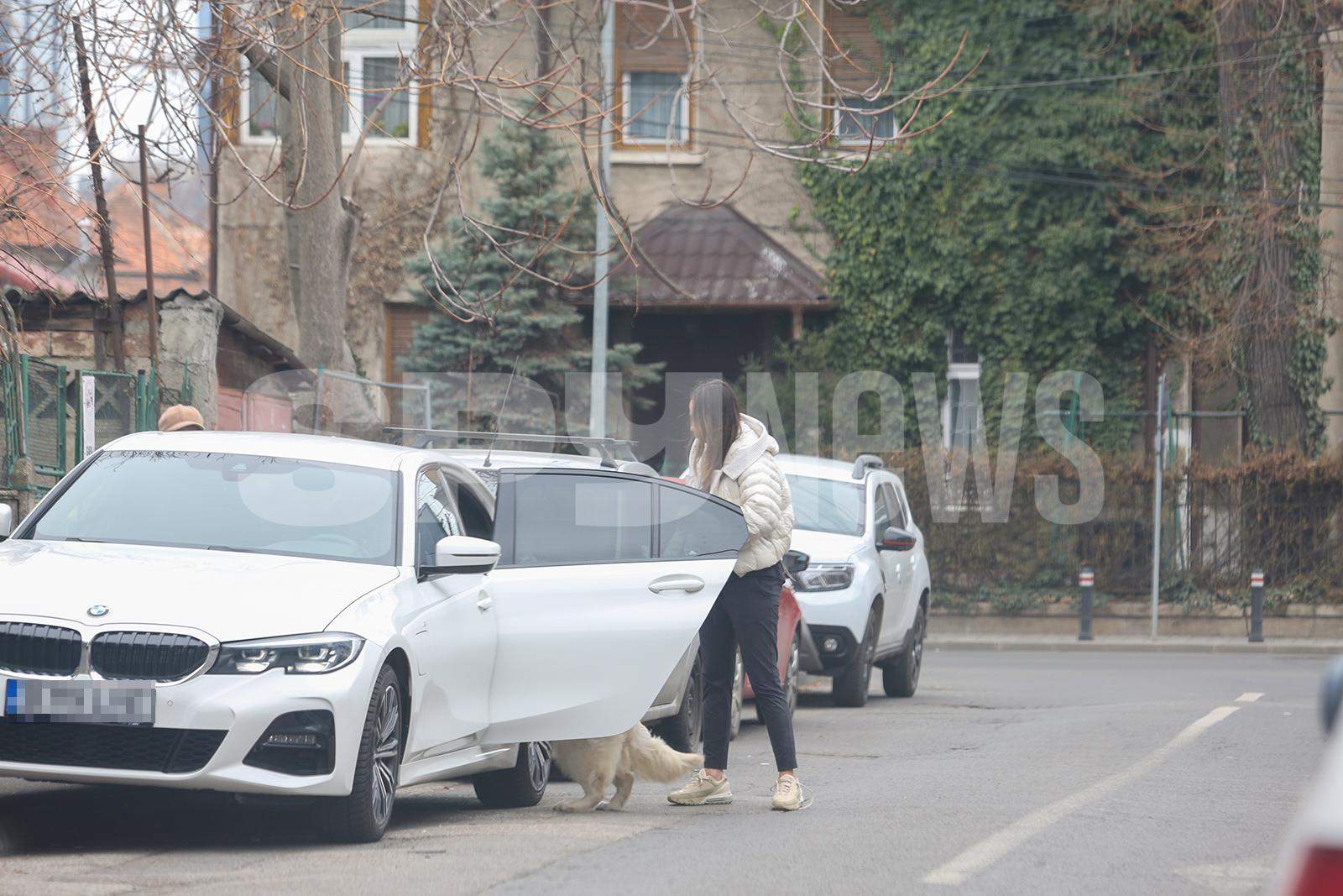 Andreea Raicu atrage toate privirile chiar și atunci când nu este machiată! Cunoscuta vedetă arată impecabil la vârstă de 47 de ani / PAPARAZZI
