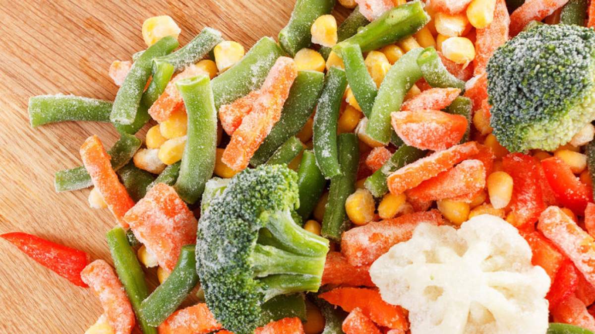 legume congelate Imagine cu legume congelate pe o masa
