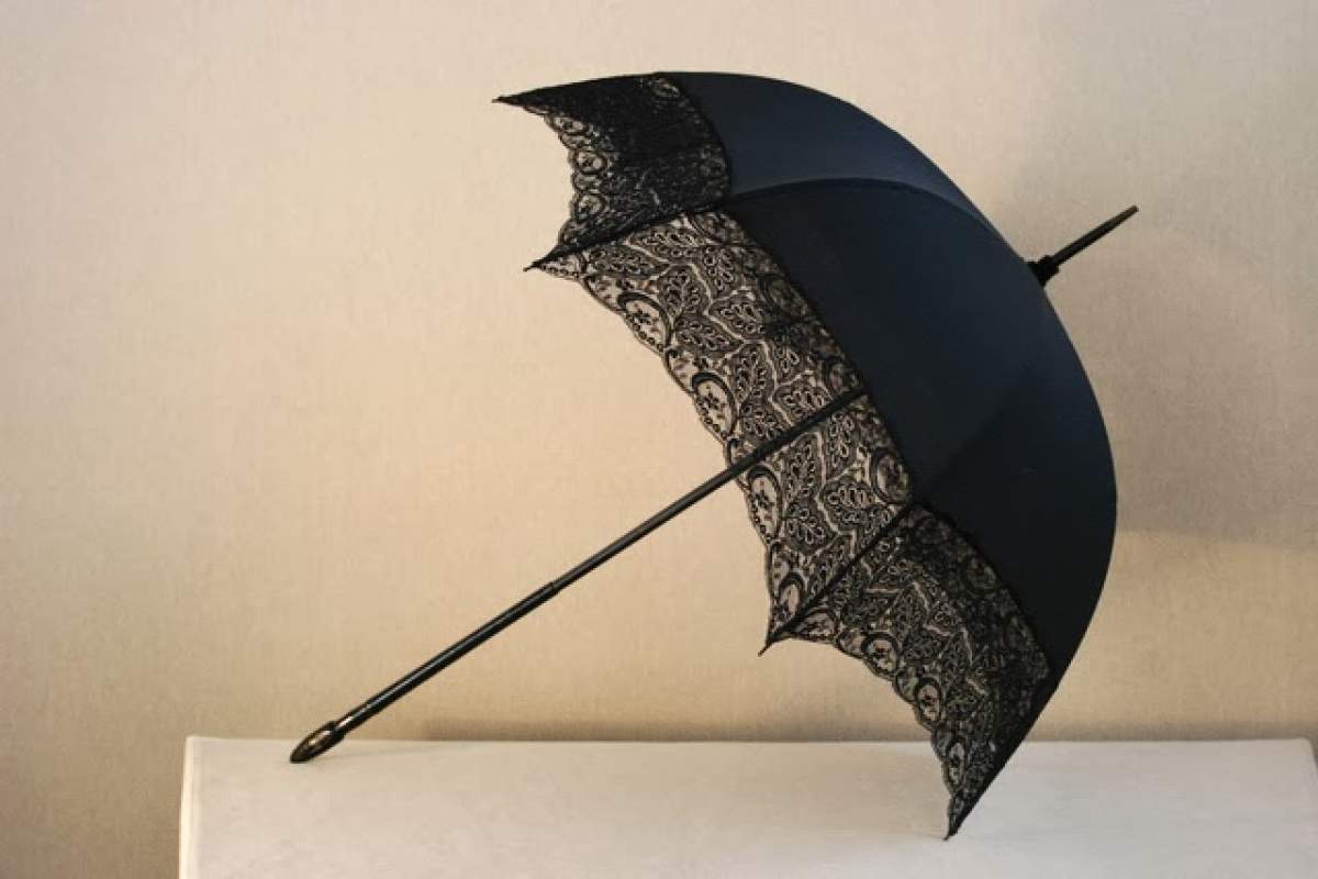 Imagine cu o umbrela deschisă in casa, pe masa