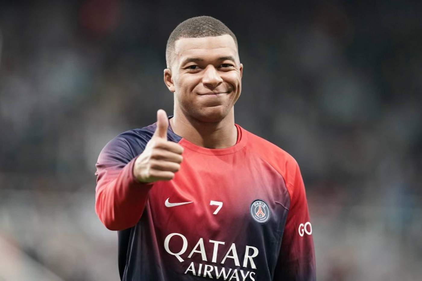 Kylian Mbappe face like cu mâna