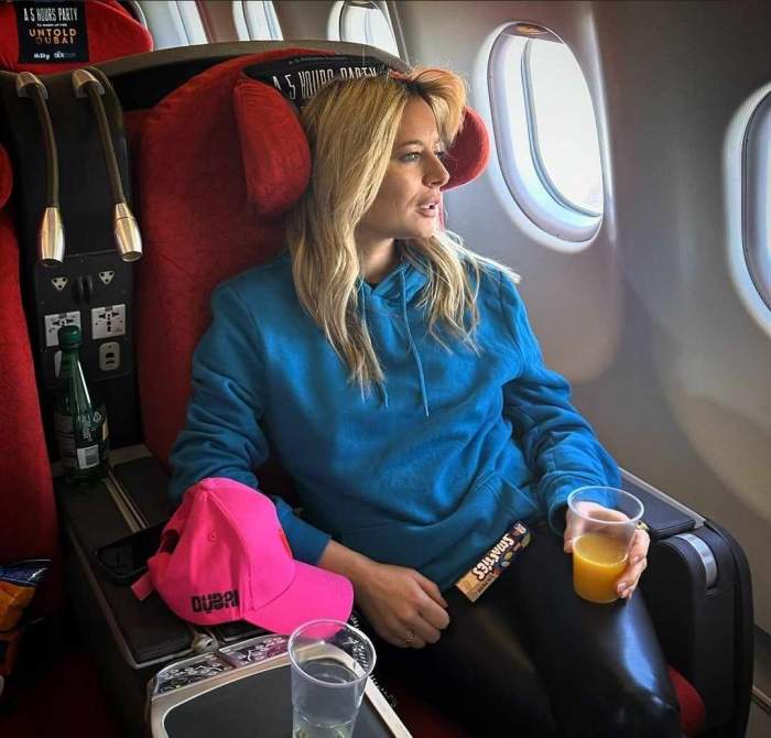Laura Cosoi în avion