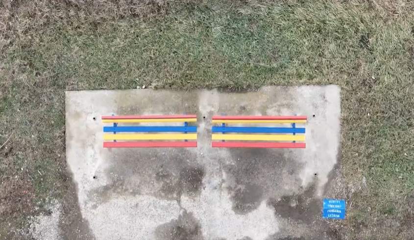 Primarul spune că vrea prin acest gest să le facă educaţie patriotică tinerilor