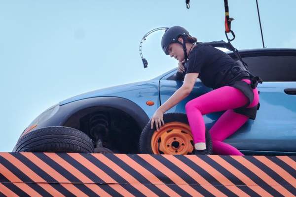 Power Couple România, 19 februarie 2024. Daiana Anghel, replică neașteptată în timp ce schimba roata mașinii, la 30 de metri deasupra mării: "Dacă o să intru în panică..." / VIDEO