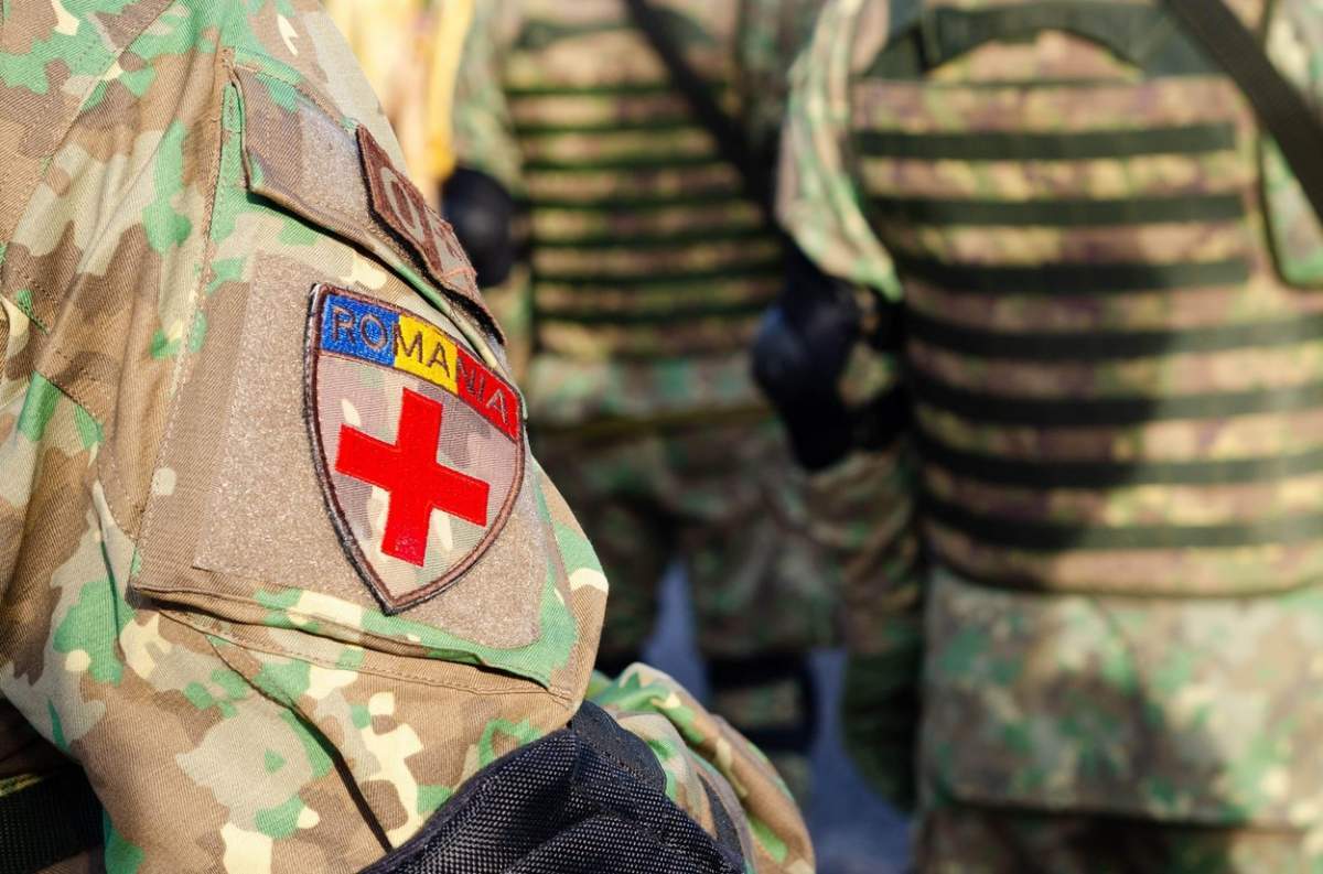 Un soldat îmbrăcat în haine de armată