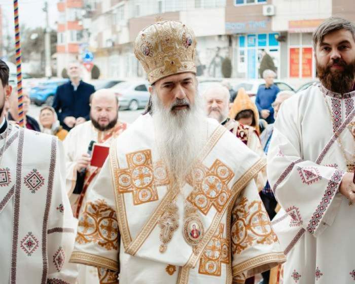 ÎPS Teodosie îmbrăcat în straie alături de mai mulți preoți