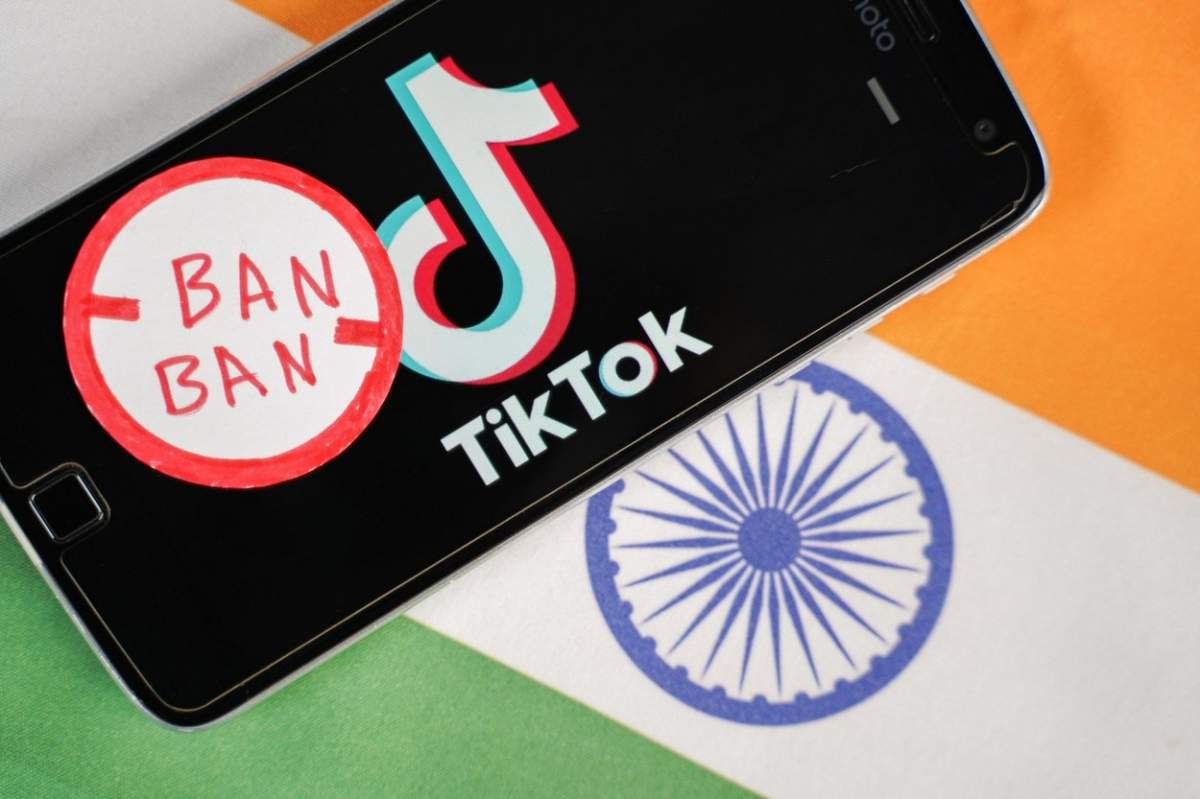 un telefon și sigla TikTok