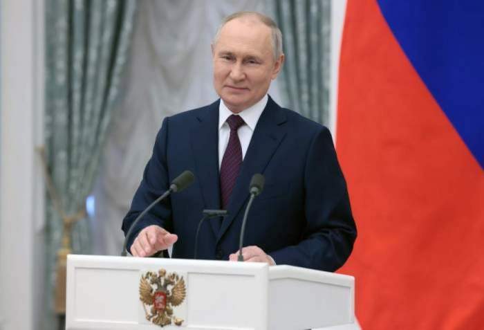 Vladimir Putin în timpul unui discurs public, îmbrăcat în costum