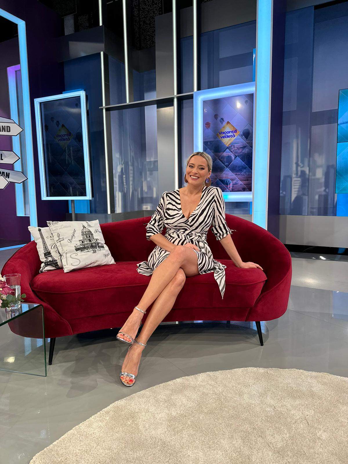 Laura Cosoi prezintă Vacanţă de vedetă, în fiecare sâmbătă, de la ora 15.00, la Antena Stars