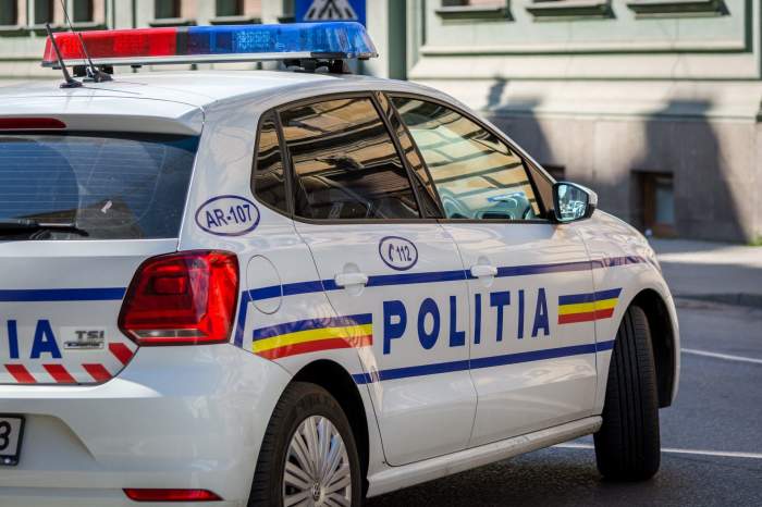 Imagine cu o mașina de poliție din România pe strada