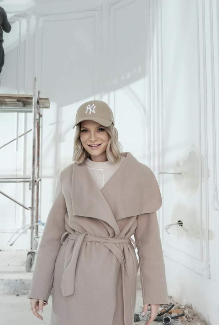 Imagine cu Ana Baniciu in noua casa in construcții